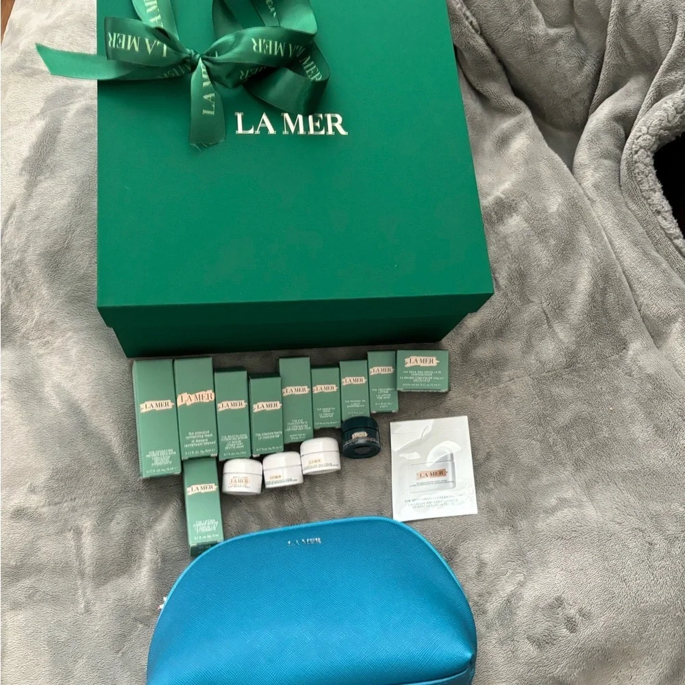 La Mer Skincare Collection with Green Box and Blue Pouch - Picture 1 of 8